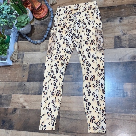 Fabletics Mila Leggings NEW high waisted mesh pocket sides upf 50+ leopard - Picture 2 of 7